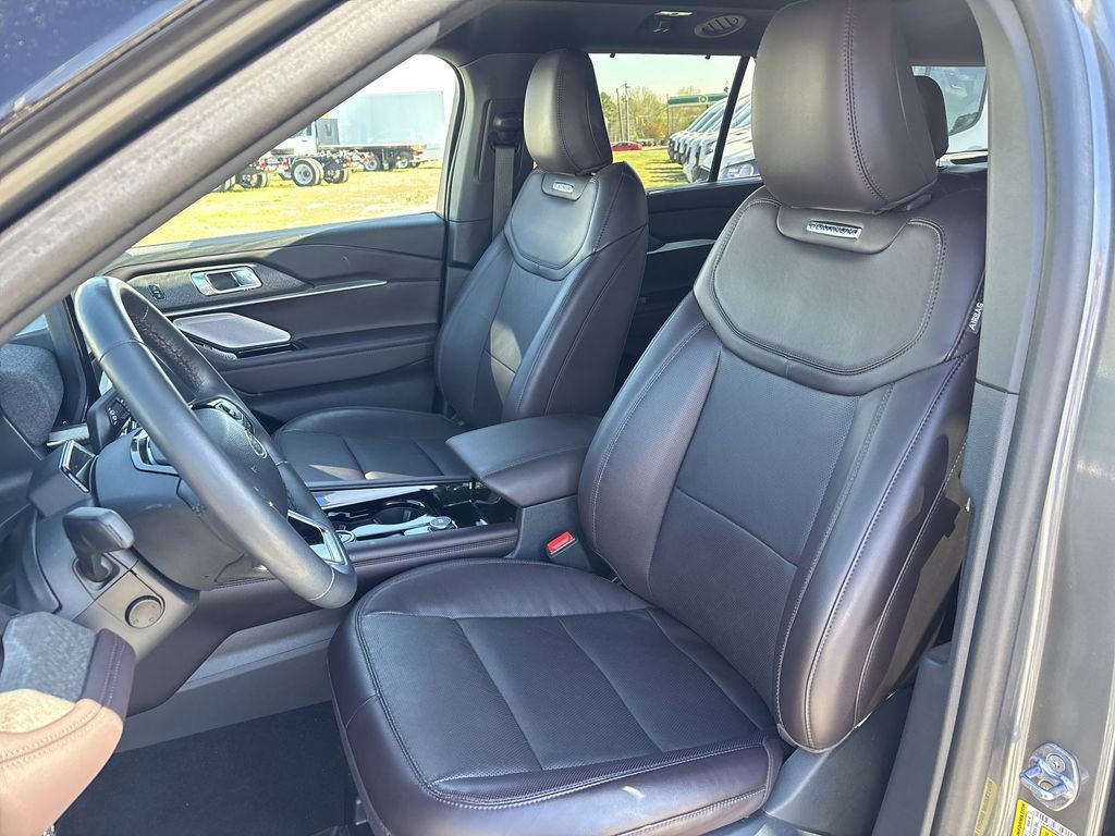 Used 2025 Ford Explorer Platinum RWD image 13
