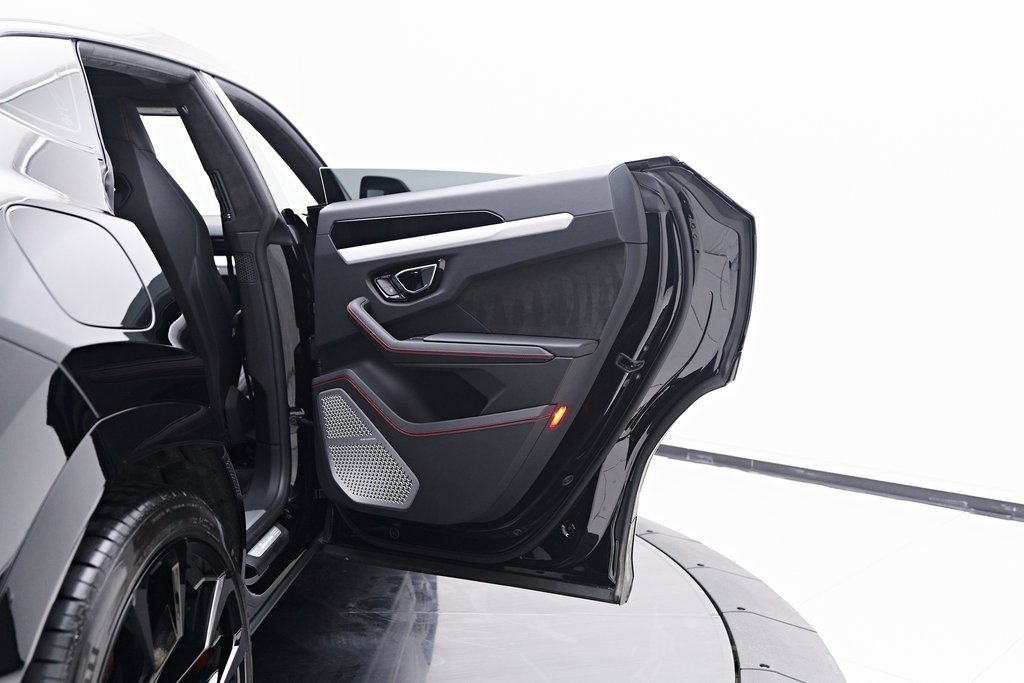 Used 2022 Lamborghini Urus image 31