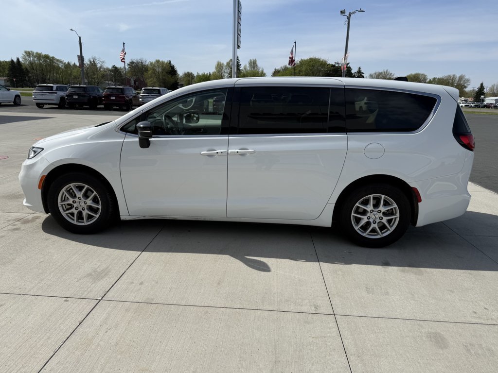 Used 2024 Chrysler Pacifica Touring-L FWD image 5