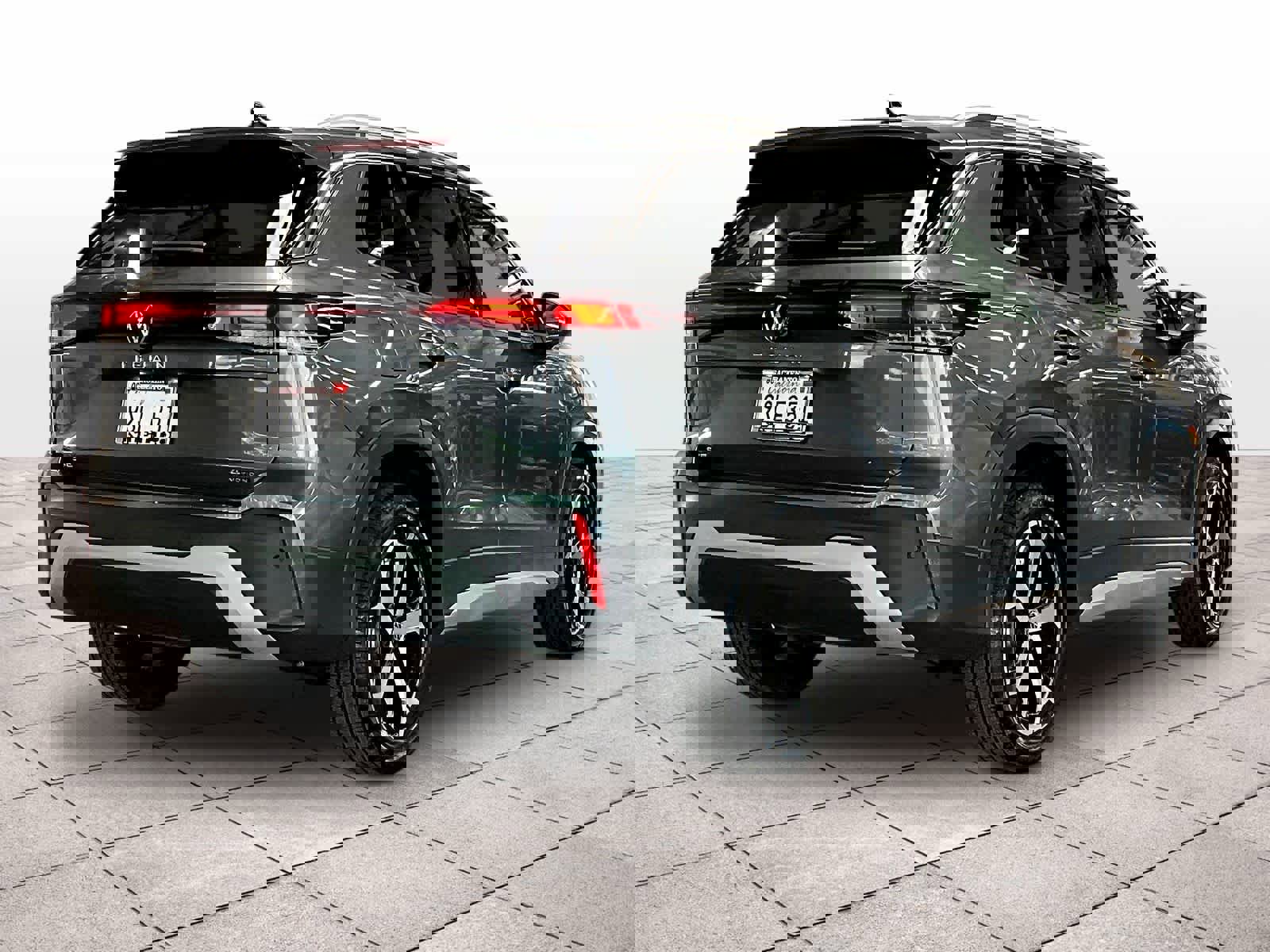 Used 2025 Volkswagen Tiguan SE w/ Panoramic Sunroof Package image 14