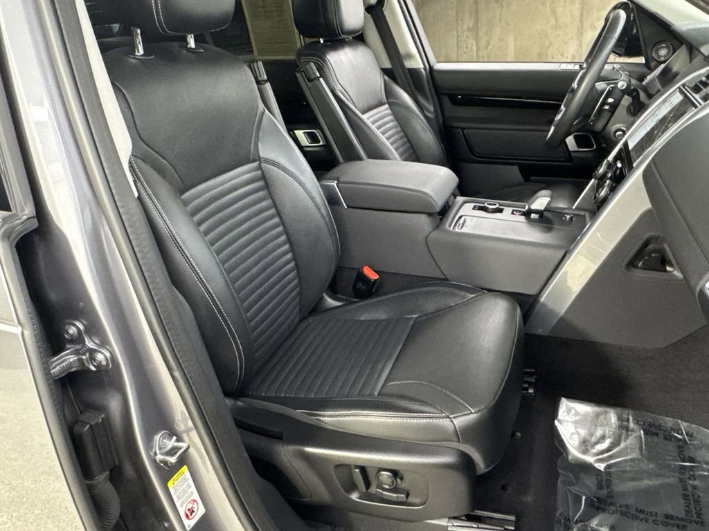 Used 2024 Land Rover Discovery S image 33