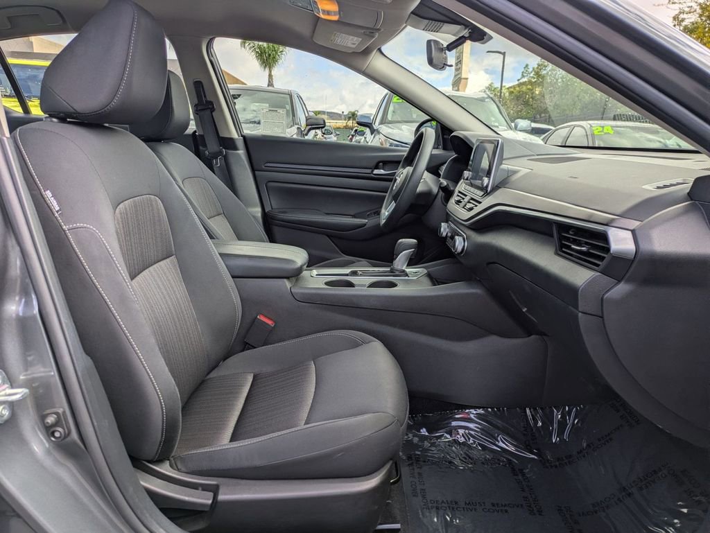 Used 2025 Nissan Altima 2.5 SV FWD image 30