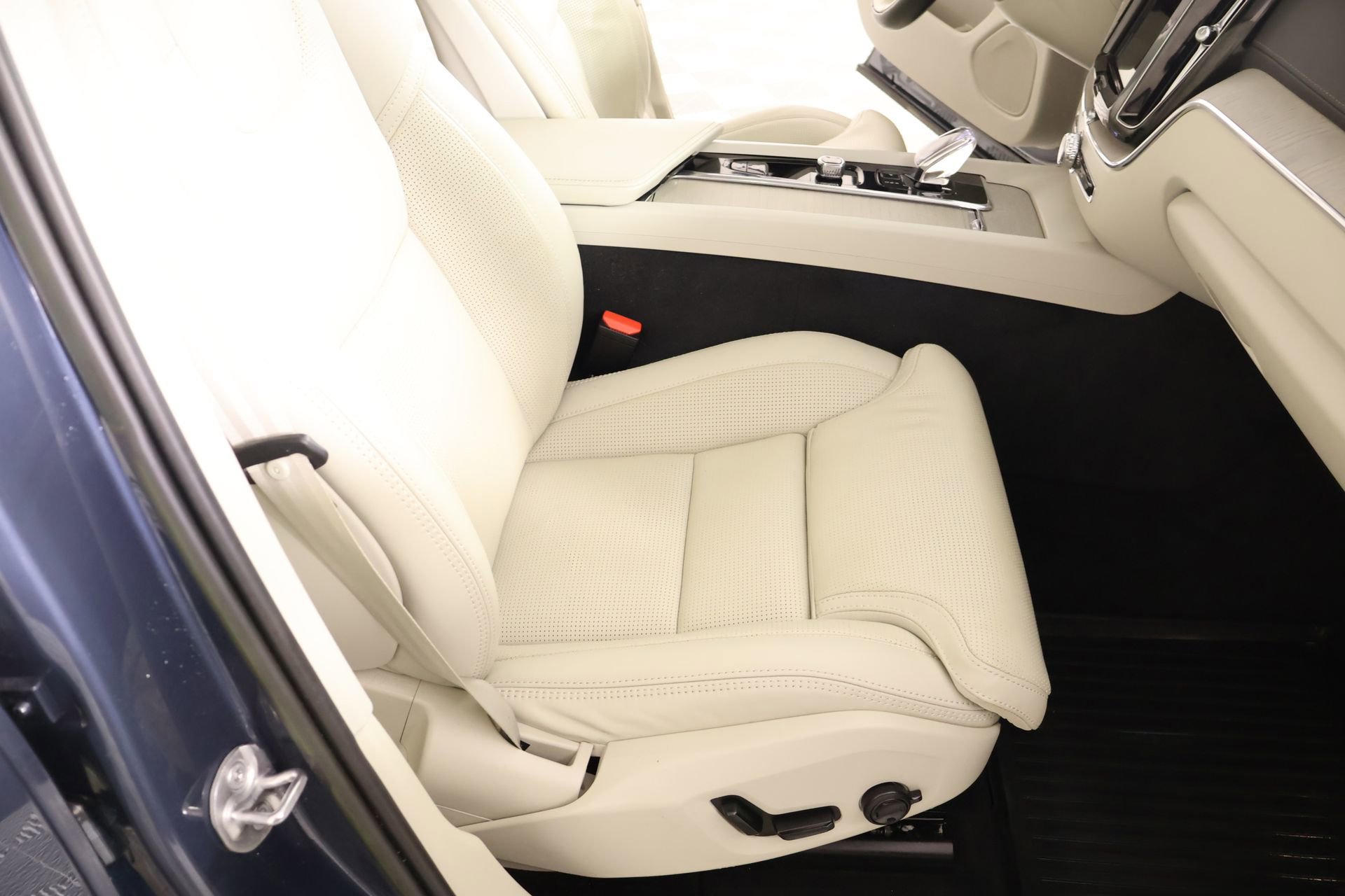 Used 2023 Volvo XC60 B5 Ultimate w/ Climate Package image 14