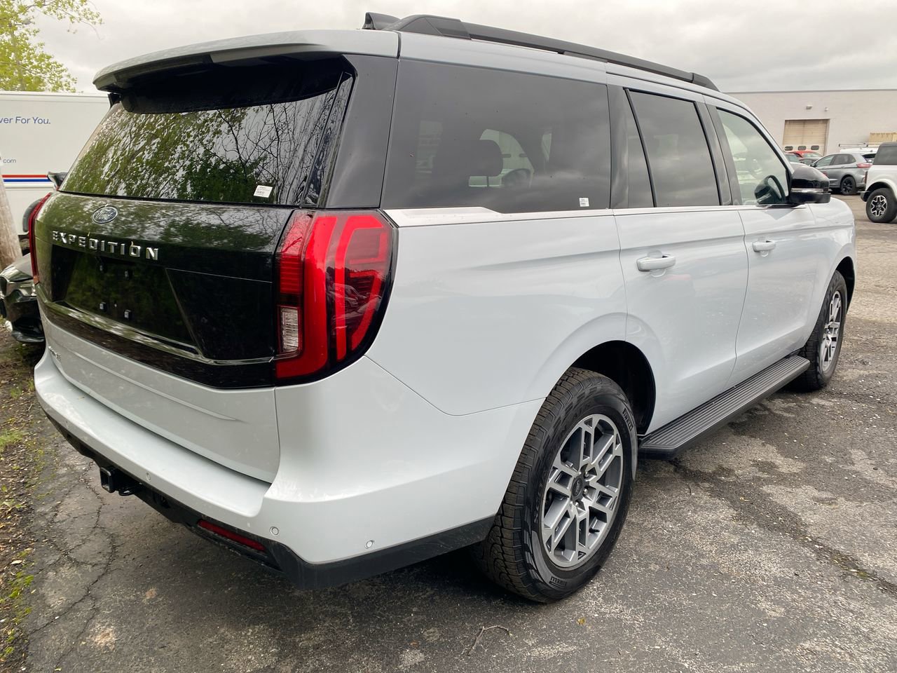 Used 2025 Ford Expedition Active AWD/4WD image 3
