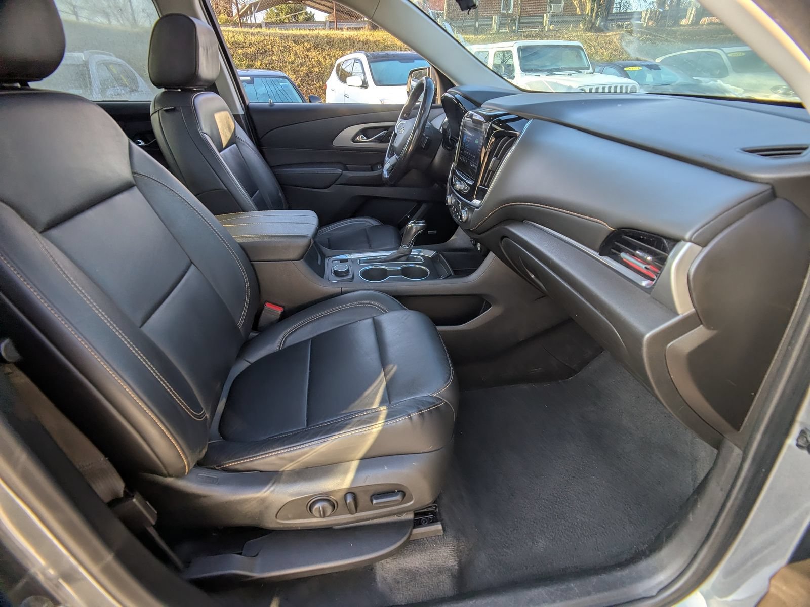 Used 2020 Chevrolet Traverse LT w/ LT Premium Package AWD/4WD image 11