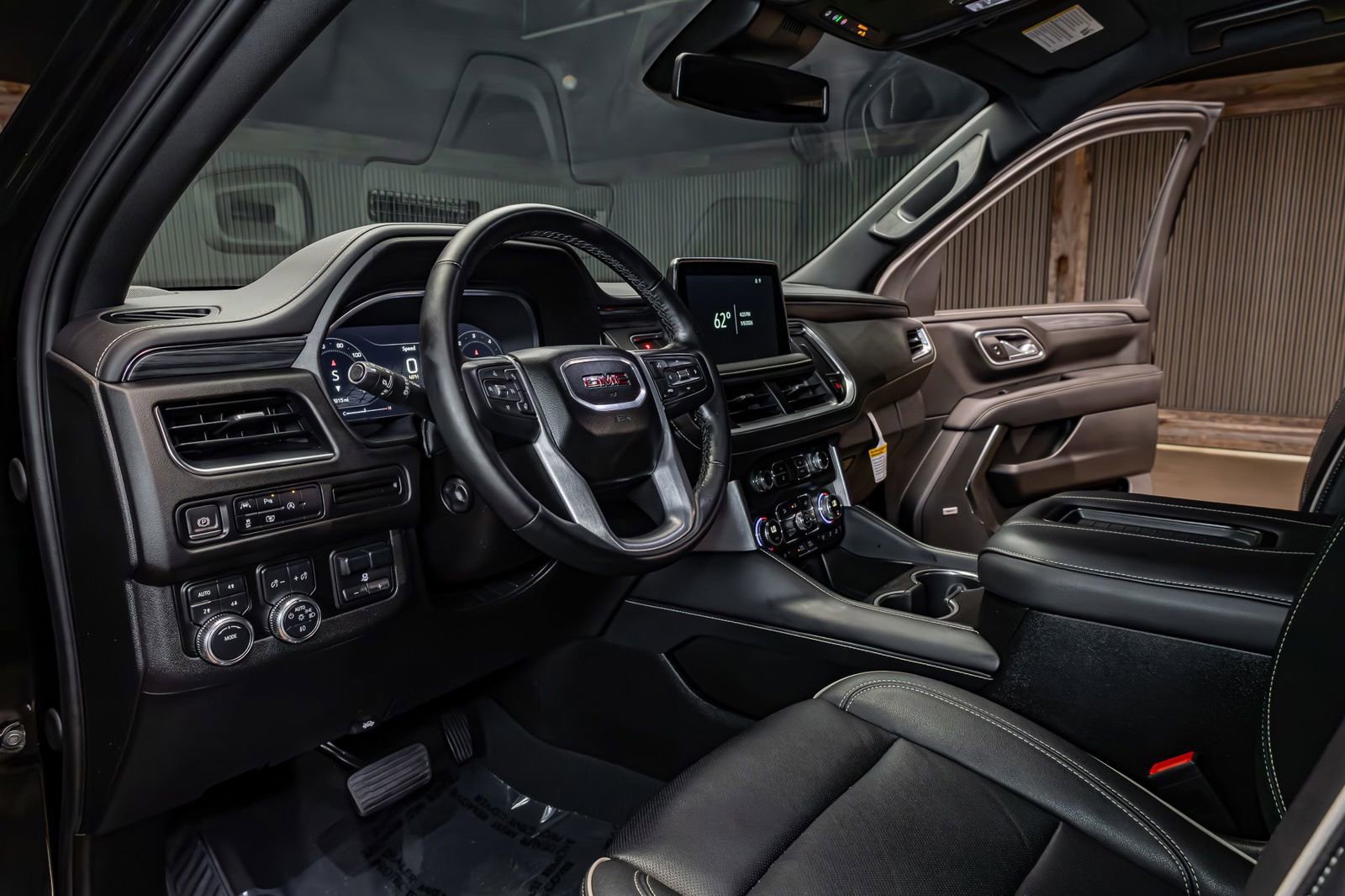 Used 2024 GMC Yukon XL SLT w/ SLT Luxury Package image 13