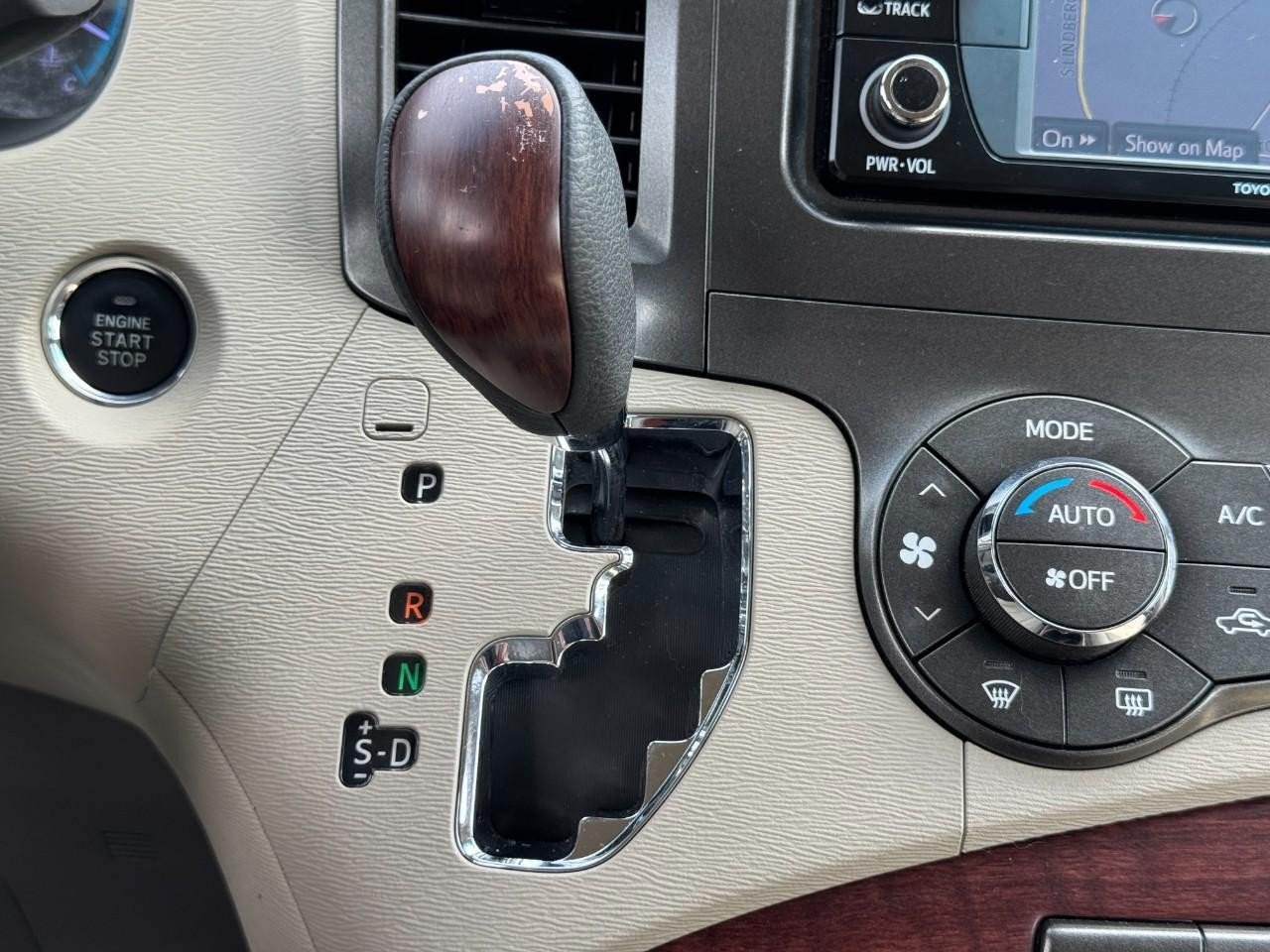 Used 2014 Toyota Sienna XLE FWD image 18