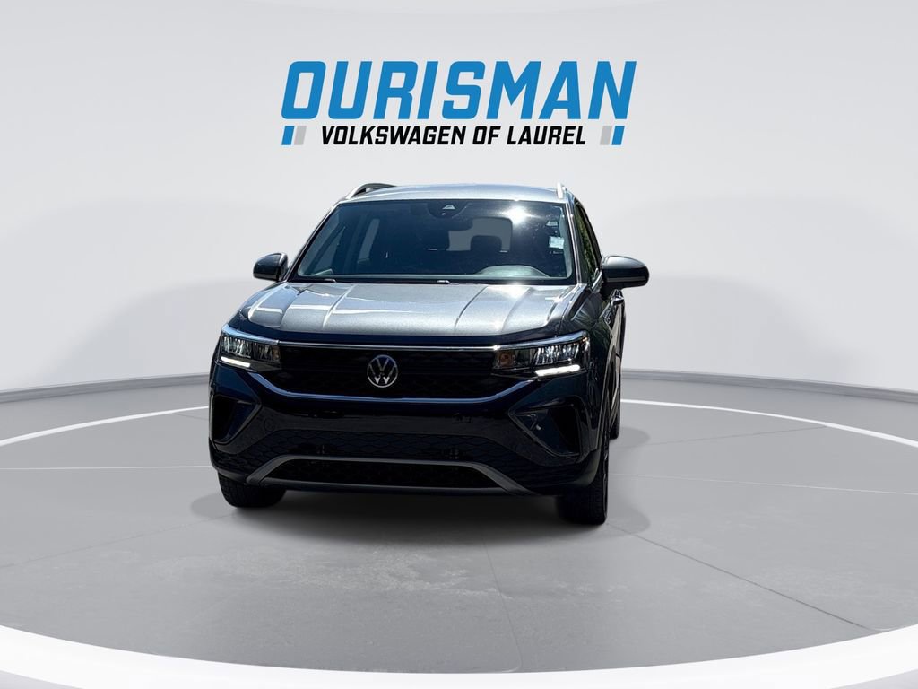 Used 2023 Volkswagen Taos SE w/ Black Wheel Package FWD image 3