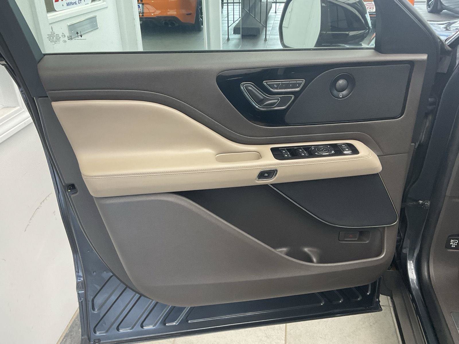 Used 2022 Lincoln Aviator Reserve AWD/4WD image 9