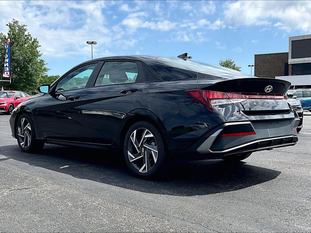 Used 2025 Hyundai Elantra Sport FWD image 4