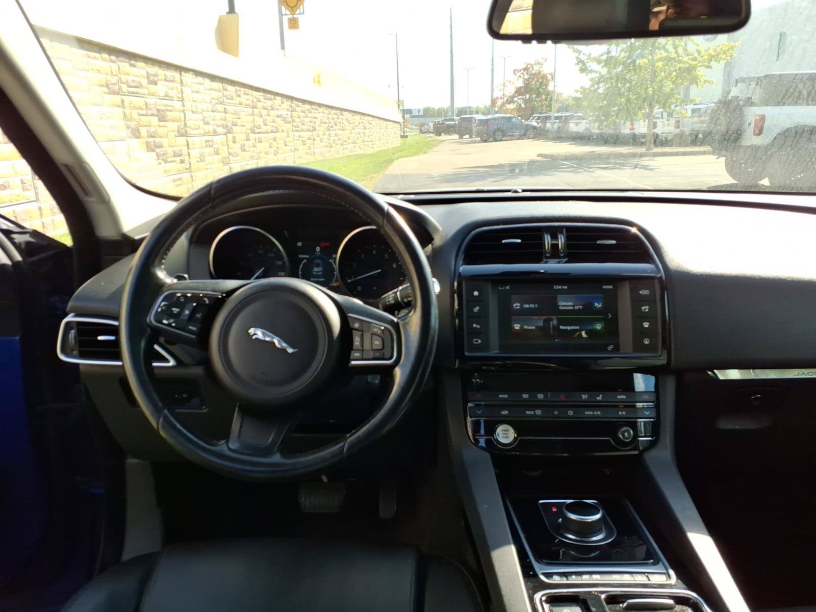 Used 2018 Jaguar F-PACE Premium AWD/4WD image 33
