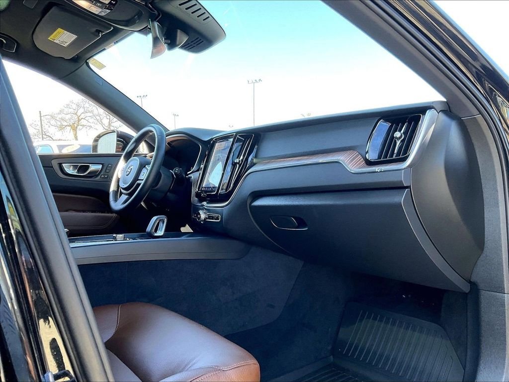 Used 2022 Volvo XC60 B5 Momentum w/ Climate Package AWD/4WD image 14