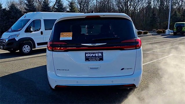 Used 2024 Chrysler Pacifica Select image 7