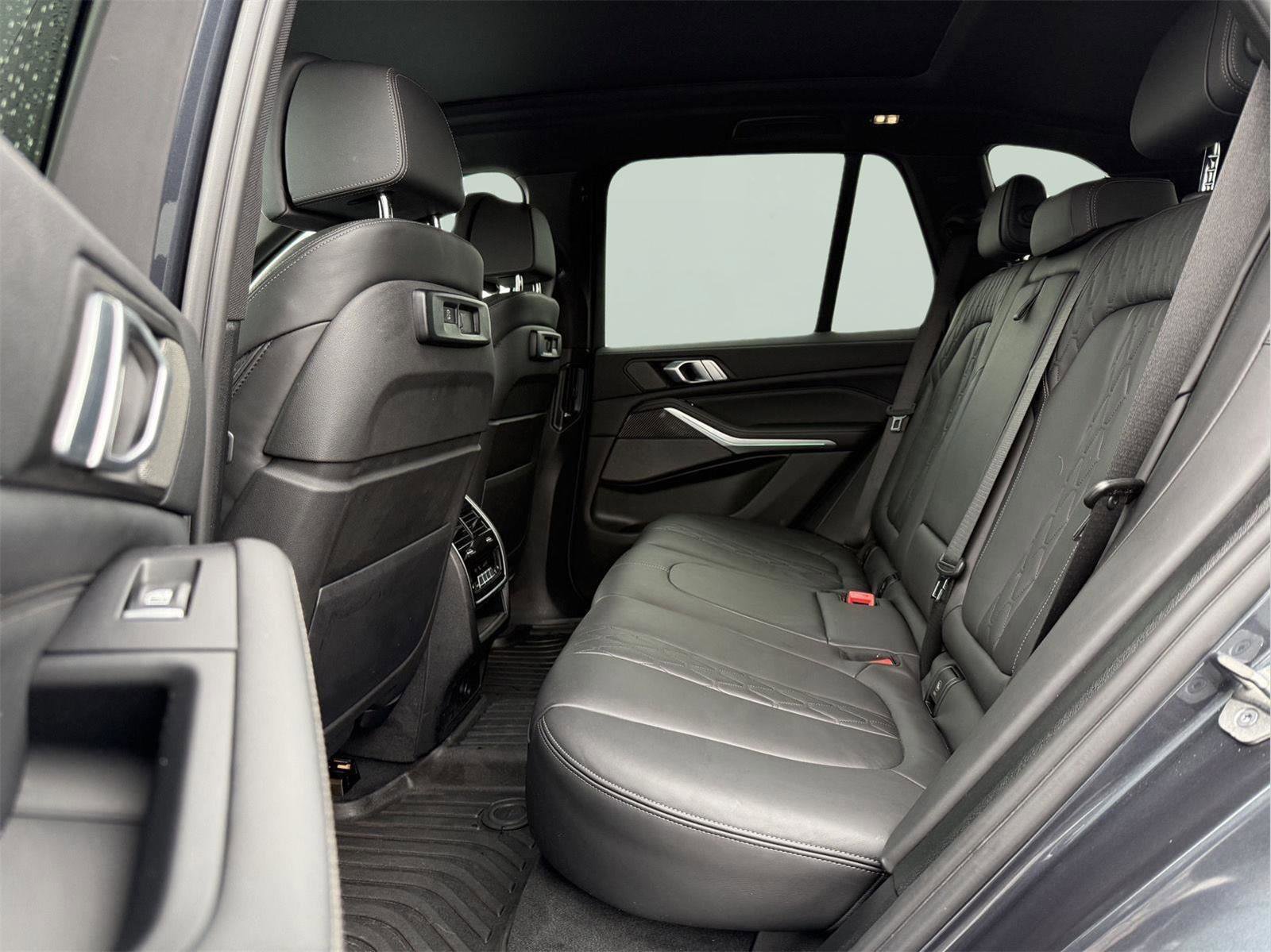 Used 2022 BMW X5 M50i image 21