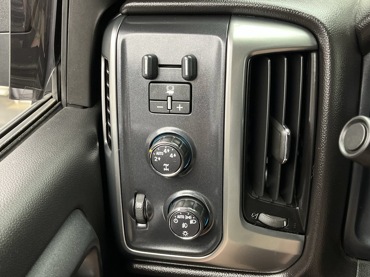 Used 2016 Chevrolet Silverado 1500 LT w/ All Star Edition AWD/4WD image 17