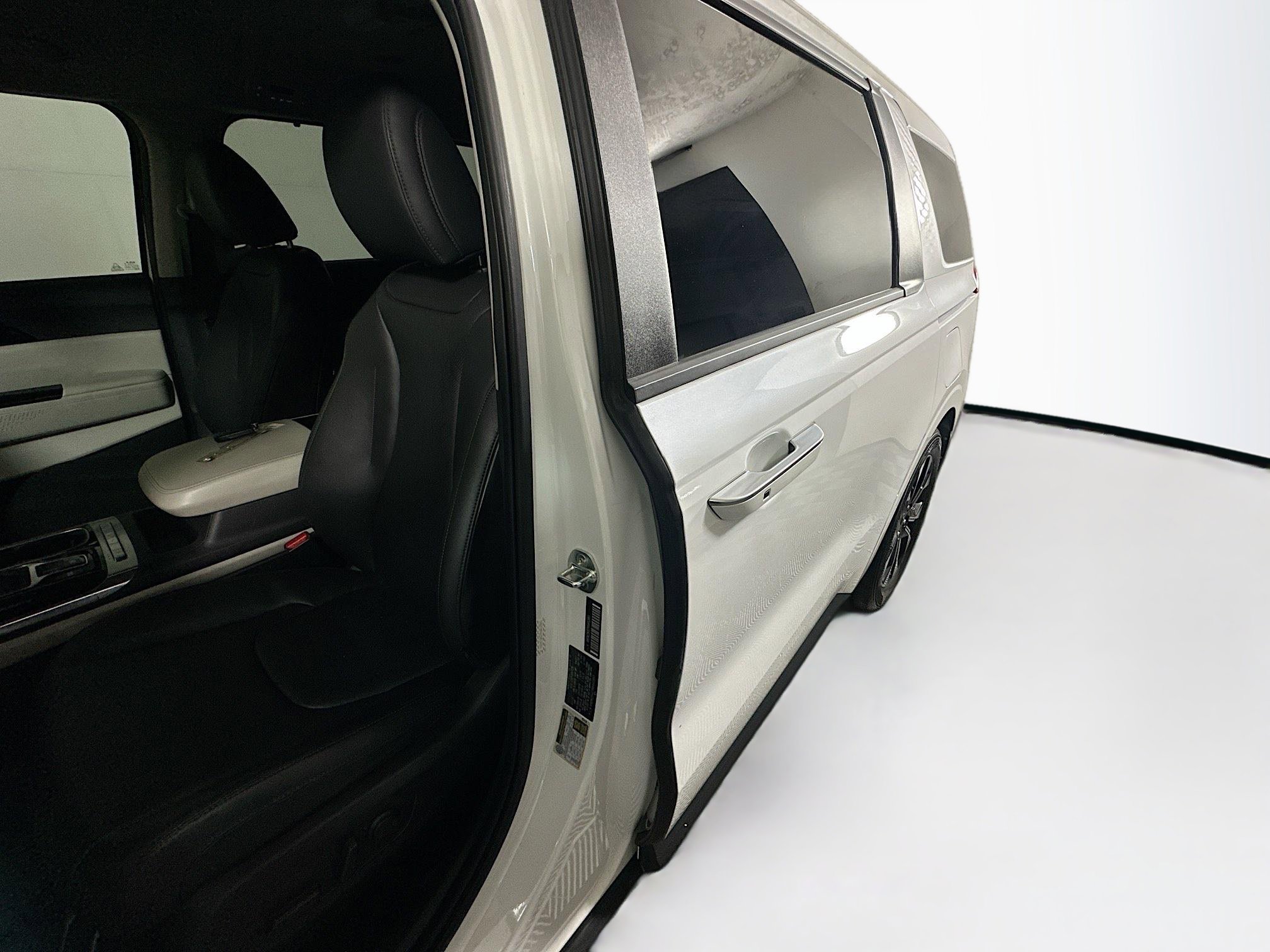 Used 2024 Kia Carnival EX FWD image 12