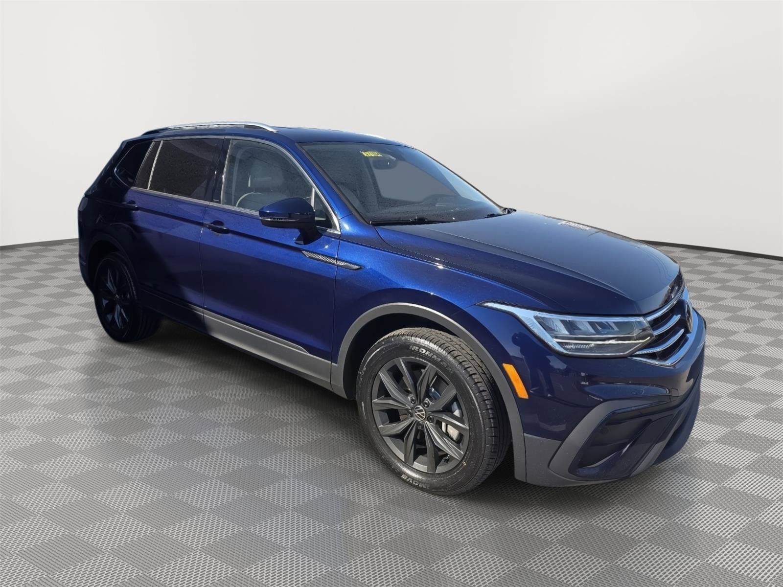 Used 2024 Volkswagen Tiguan SE image 3