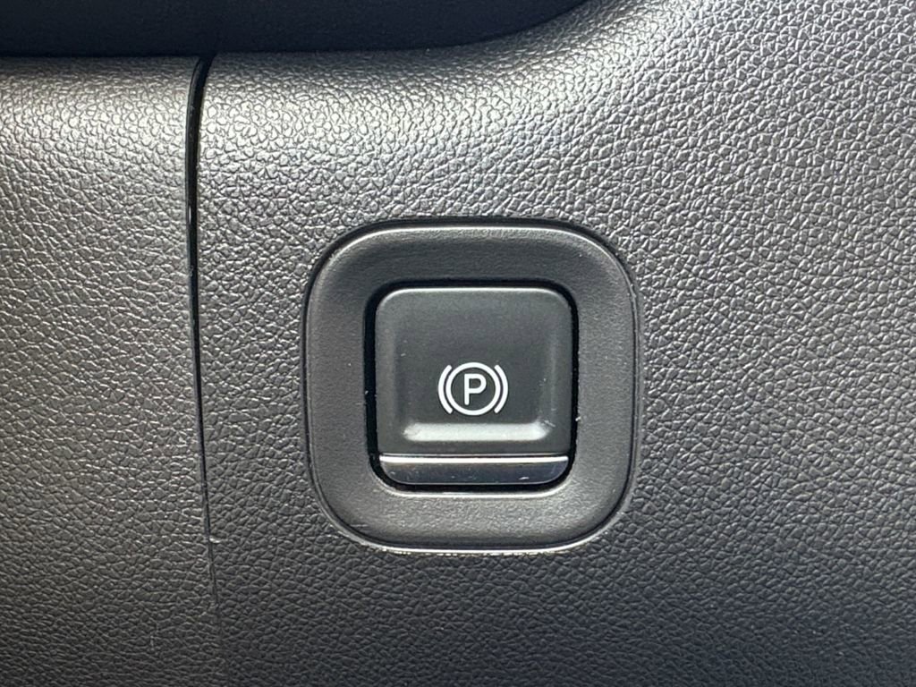 Used 2021 Chevrolet Silverado 1500 Custom image 3