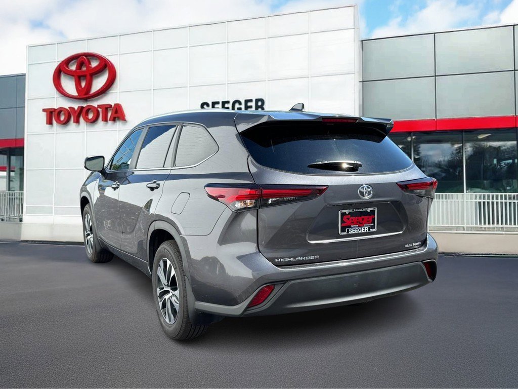 Used 2025 Toyota Highlander AWD image 4