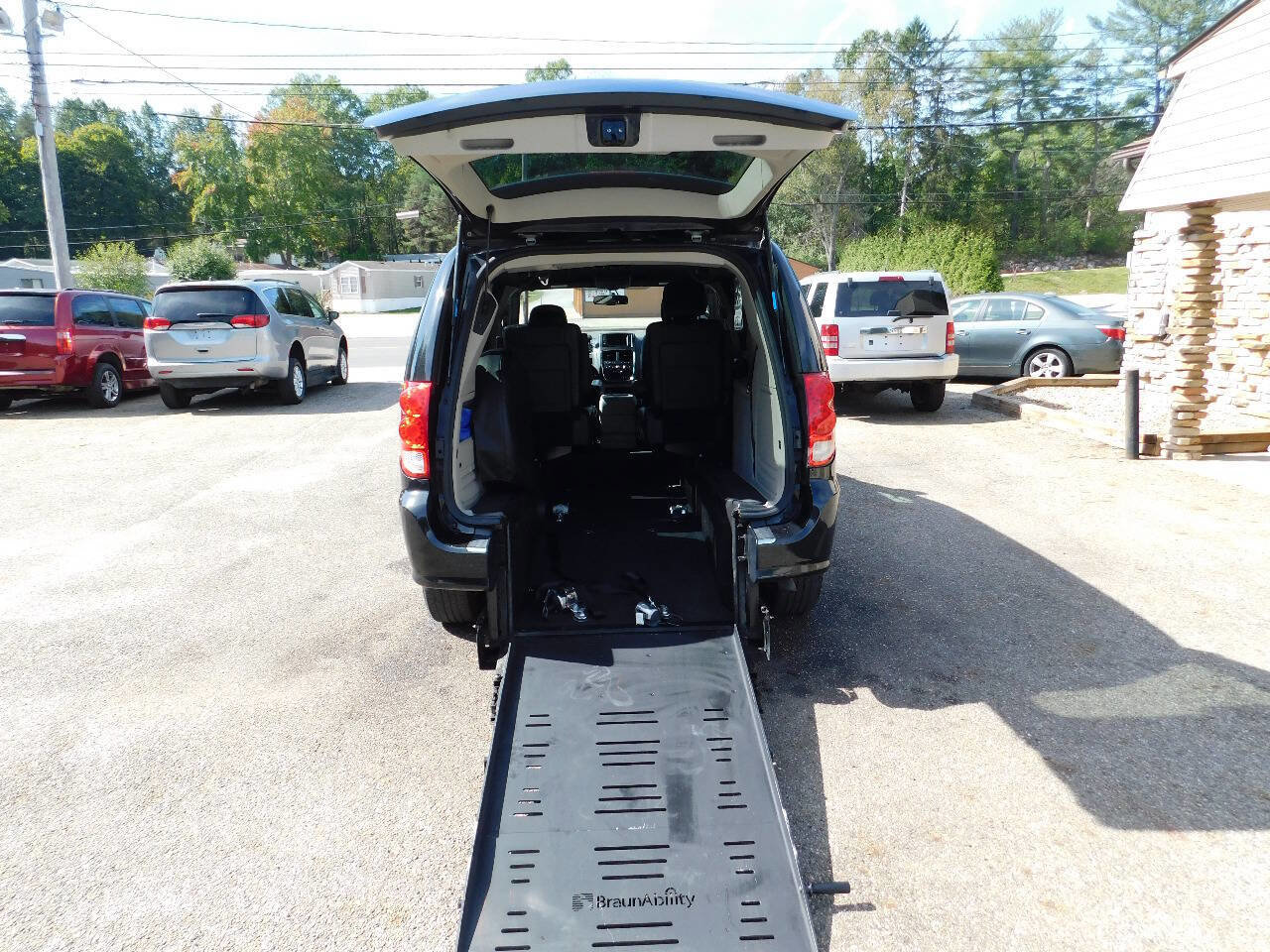 Used 2017 Dodge Grand Caravan SXT image 2
