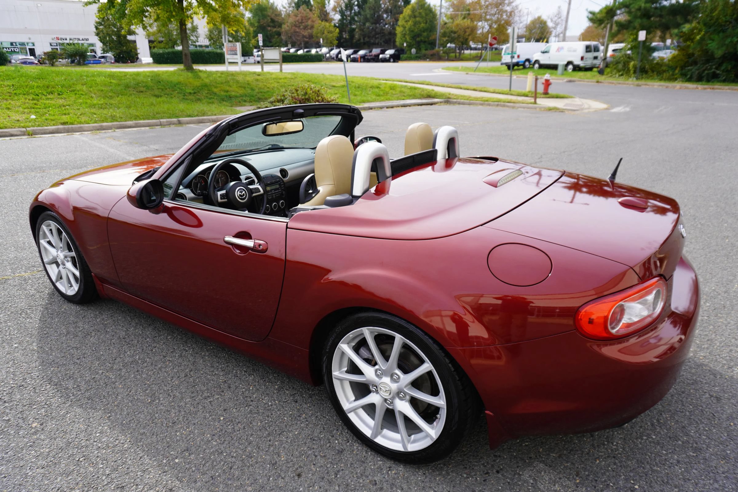 Used 2010 MAZDA MX-5 Miata Grand Touring w/ Premium Pkg RWD image 22