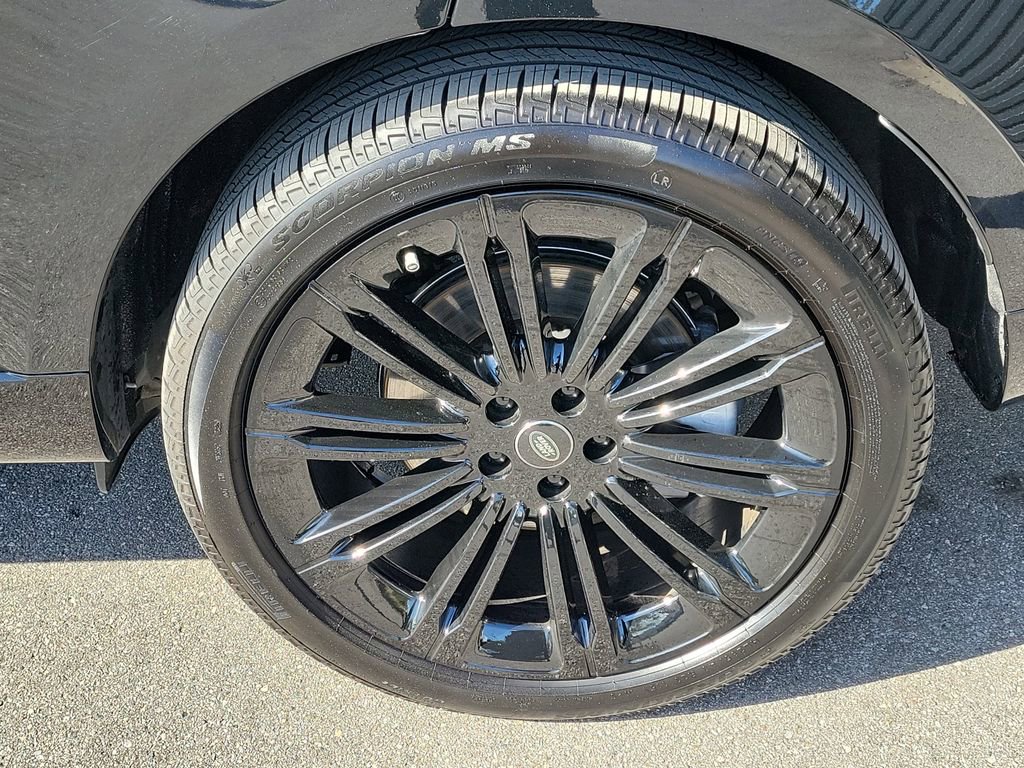 Used 2025 Land Rover Range Rover Long Wheelbase SE image 11