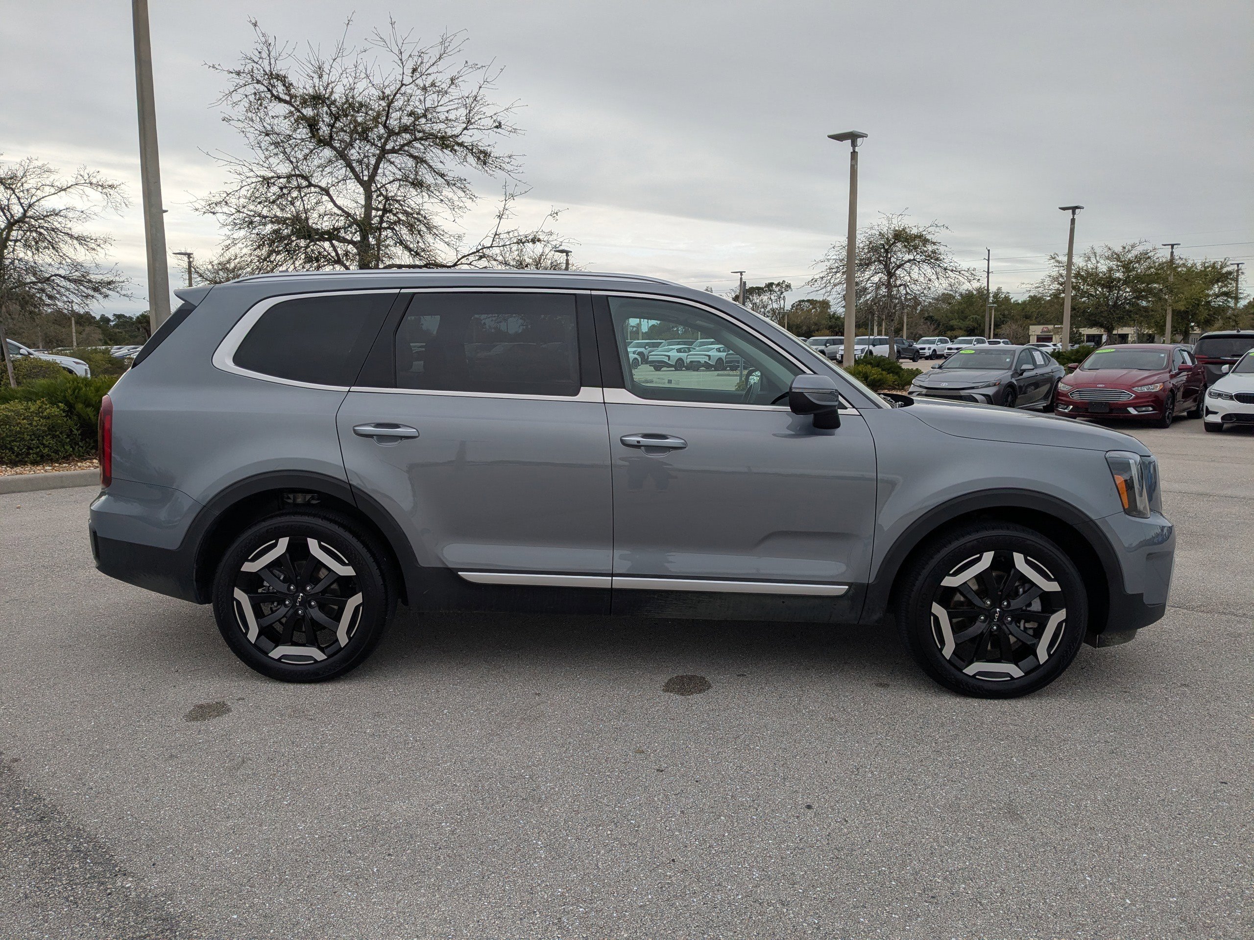 Used 2025 Kia Telluride S image 4