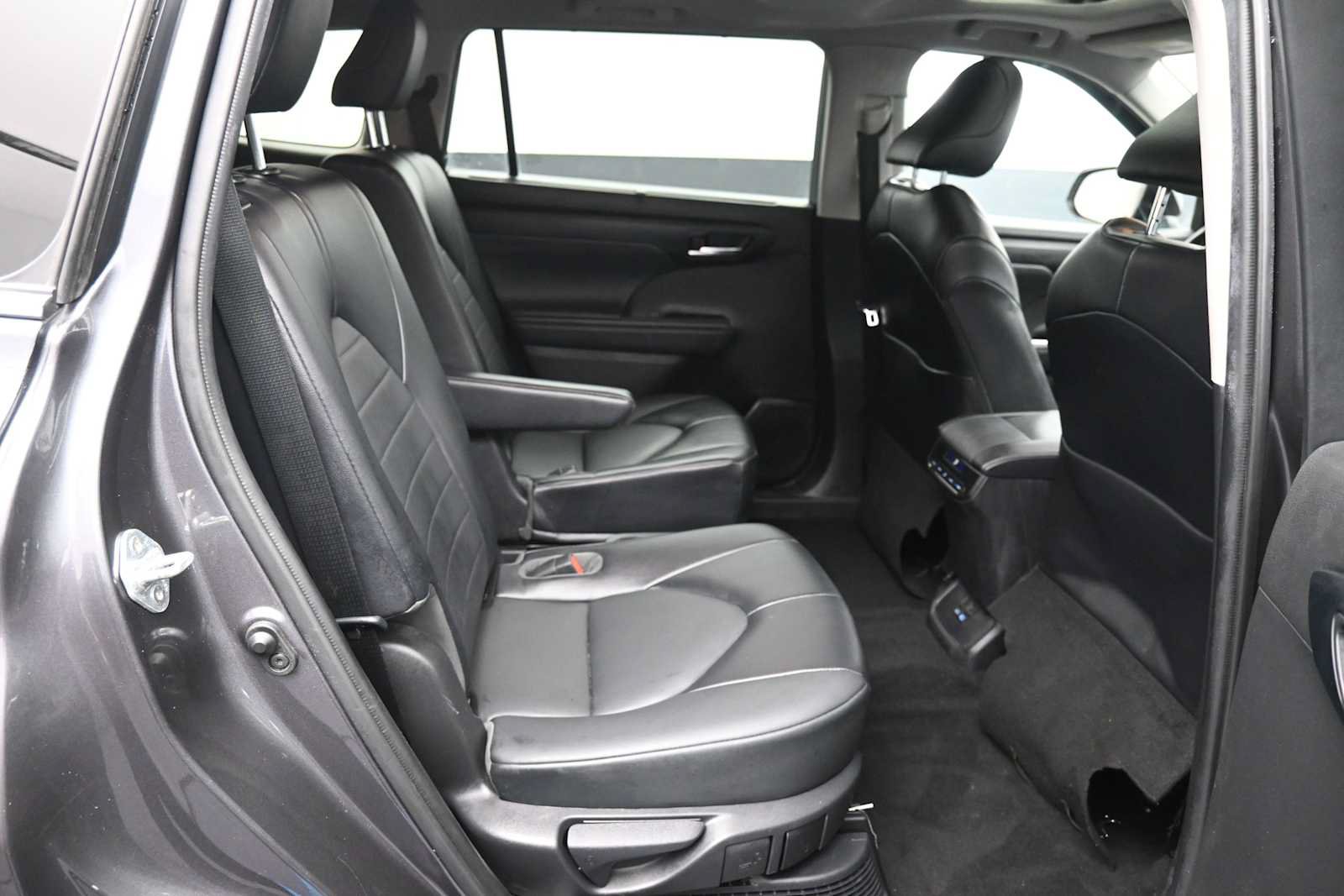 Used 2022 Toyota Highlander XLE AWD/4WD image 25