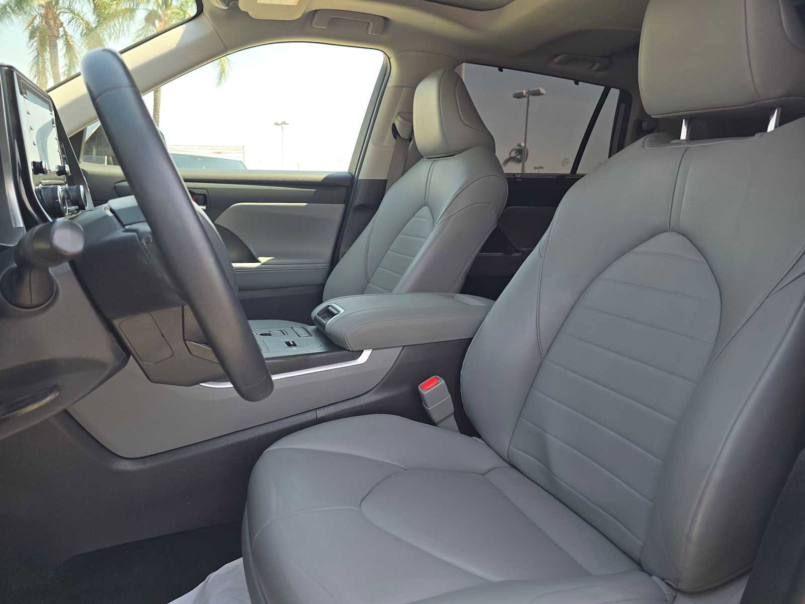 Used 2022 Toyota Highlander XLE image 23