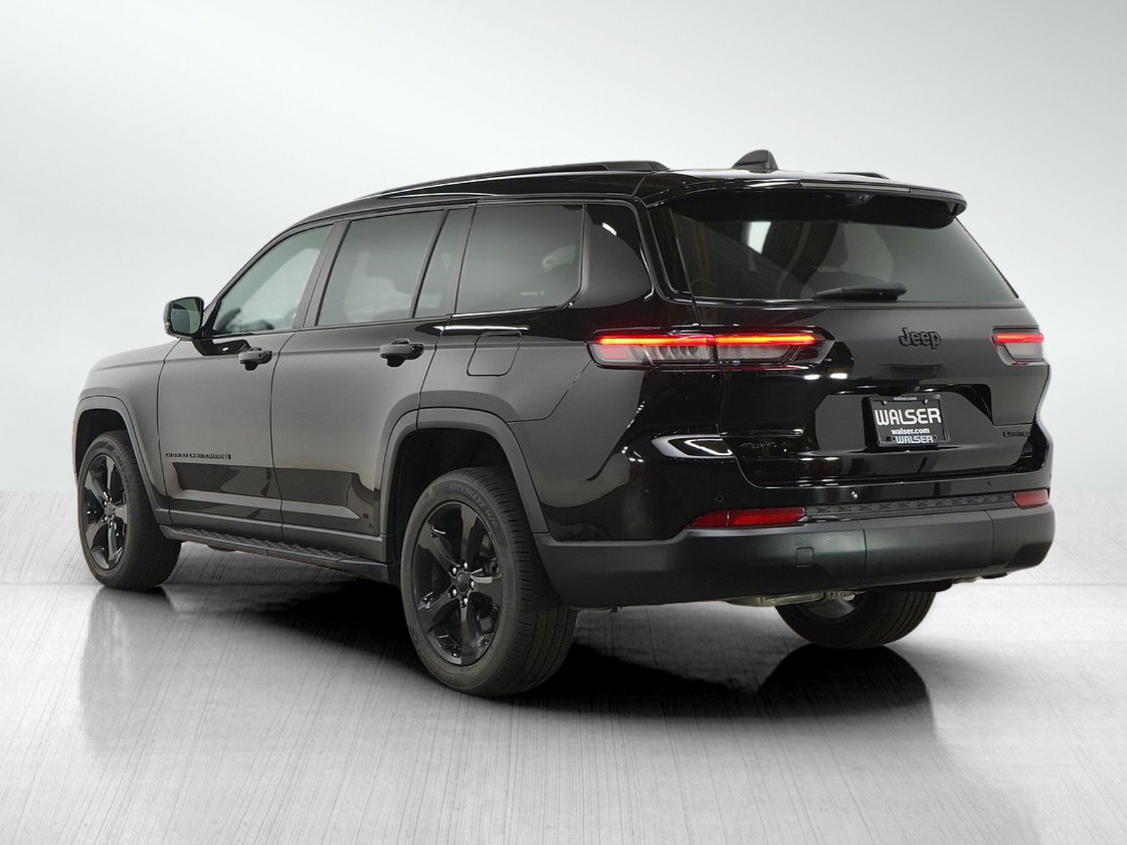 Used 2024 Jeep Grand Cherokee L Limited w/ Luxury Tech Group II AWD/4WD image 3
