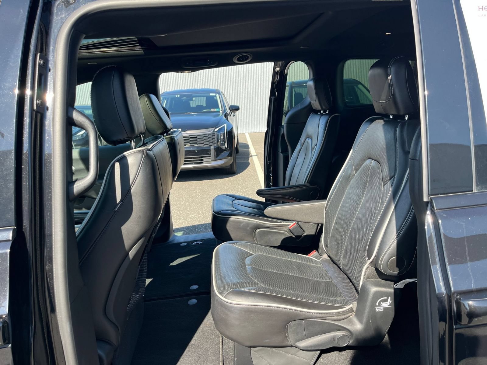 Used 2025 Chrysler Pacifica Limited FWD image 27