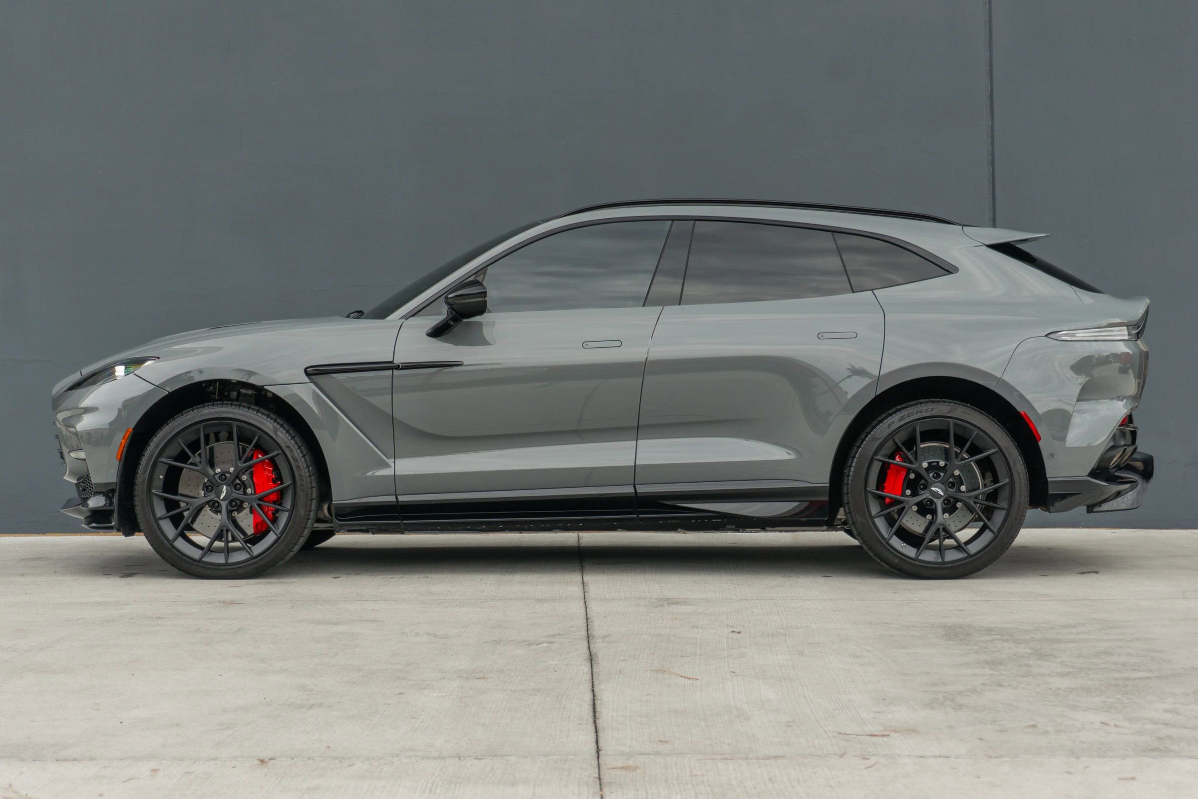 Used 2025 Aston Martin DBX 707 image 2