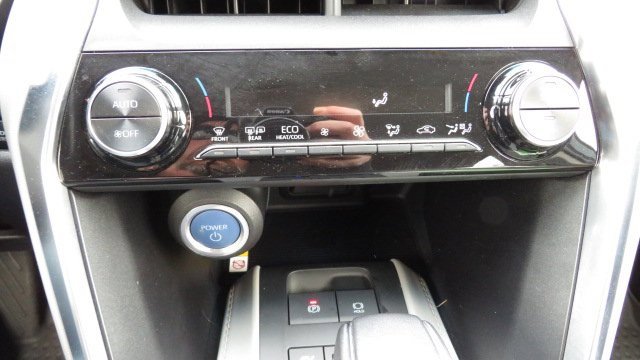 Used 2022 Toyota Venza LE image 14