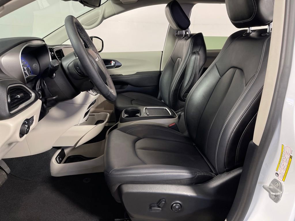 Used 2024 Chrysler Pacifica Touring-L image 12