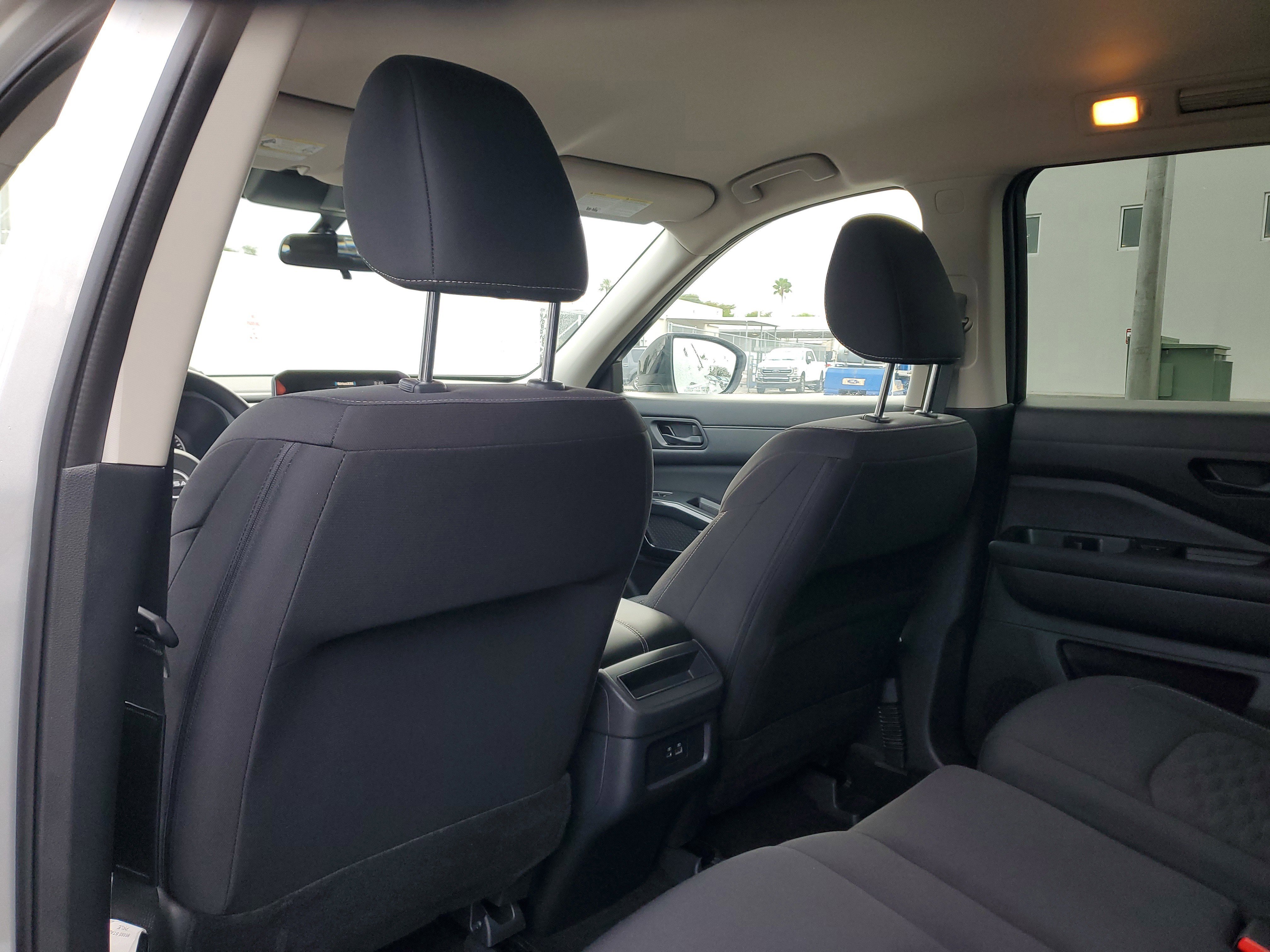 Used 2024 Nissan Pathfinder S image 18