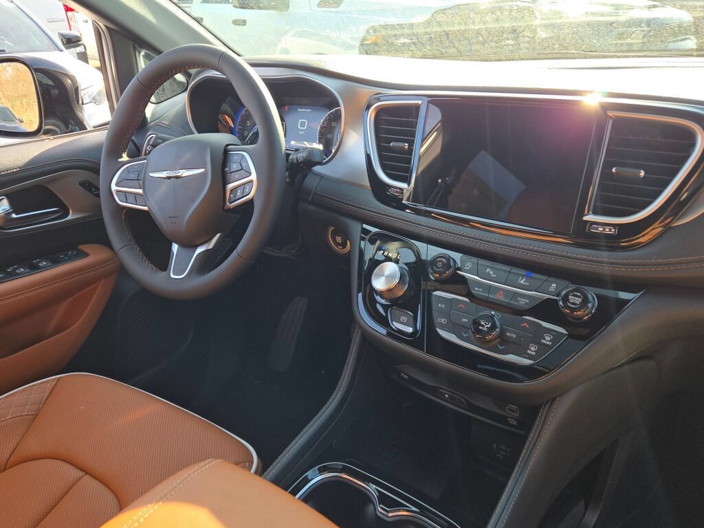 New 2026 Chrysler Pacifica Pinnacle AWD/4WD image 2