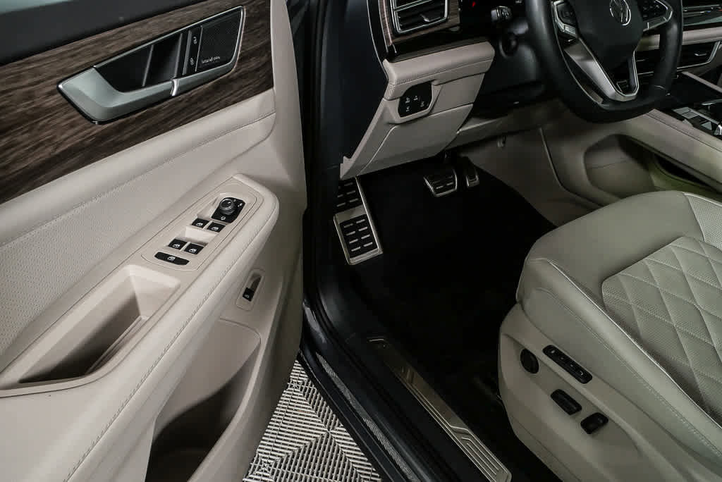 Certified 2025 Volkswagen Atlas SEL Premium R-Line image 8