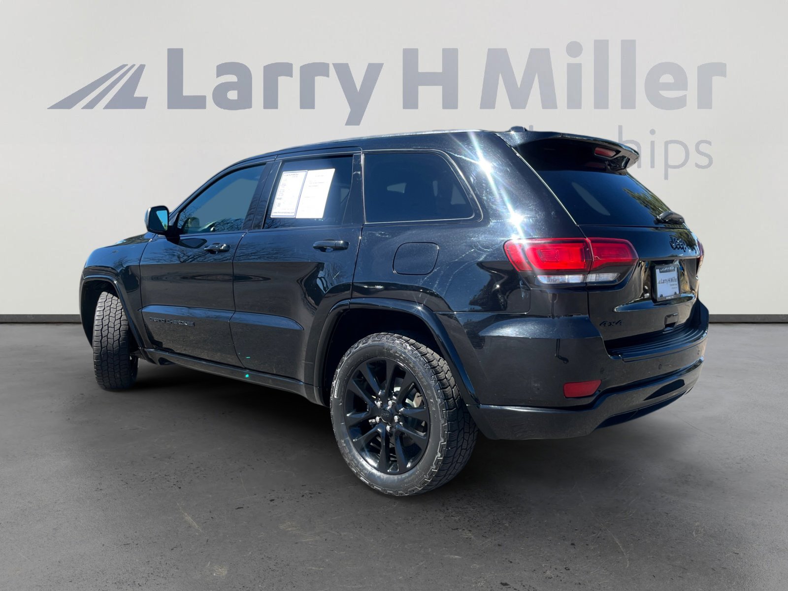 Used 2018 Jeep Grand Cherokee Altitude image 3