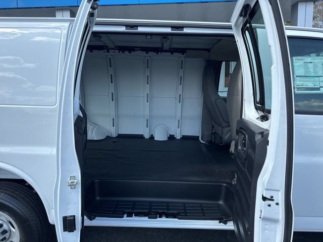 New 2026 GMC Savana 3500 w/ Driver Convenience Package RWD image 16