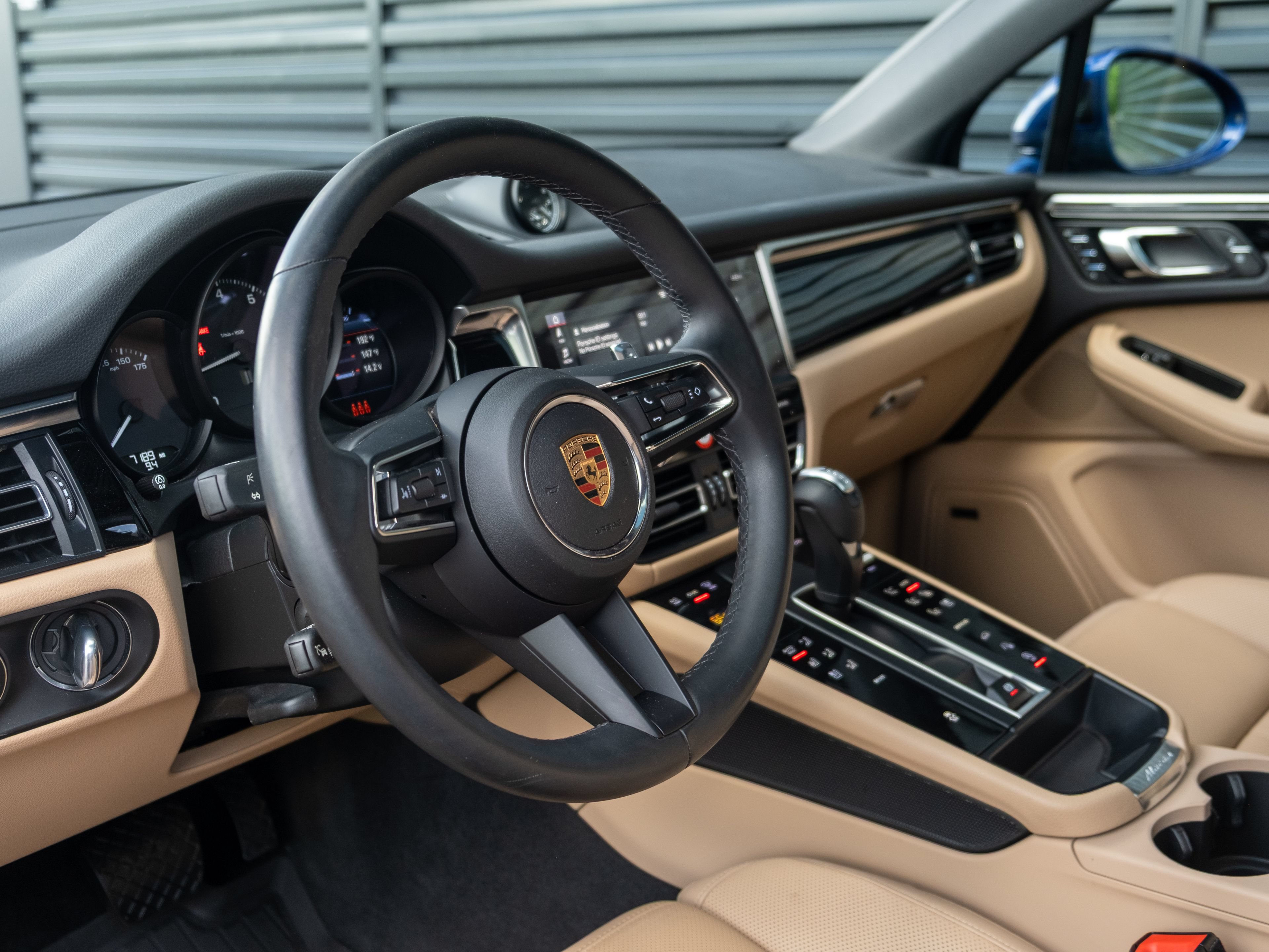 Certified 2024 Porsche Macan AWD/4WD image 4