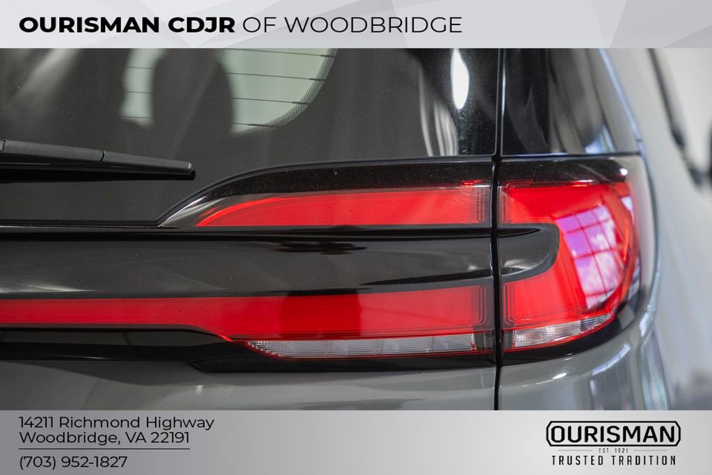 Used 2025 Chrysler Pacifica Select FWD image 7