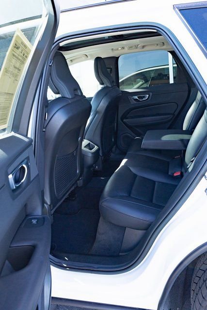 Used 2023 Volvo XC60 B5 Plus image 14