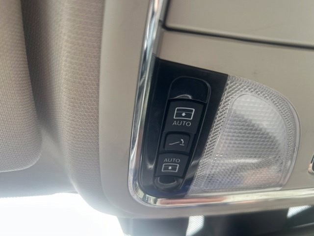 Used 2018 Jeep Cherokee Overland w/ Technology Group AWD/4WD image 32