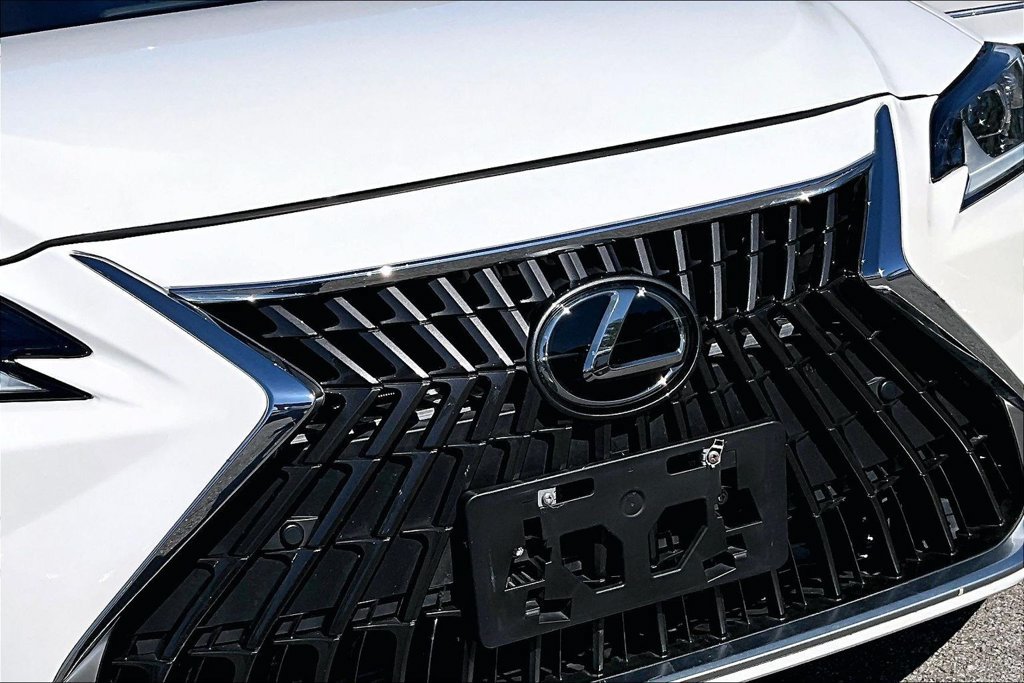 Used 2024 Lexus ES 350 w/ Premium Package FWD image 38