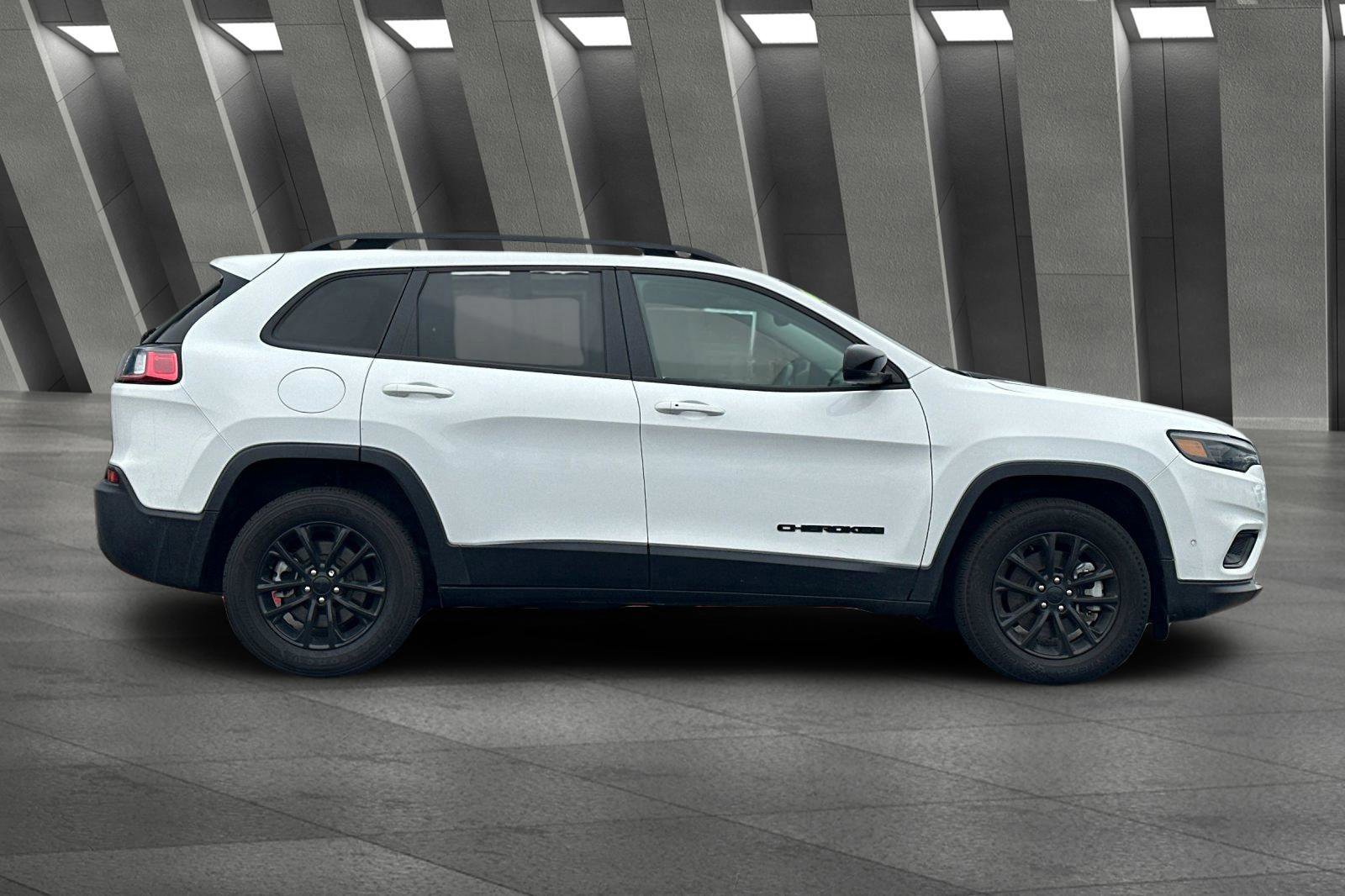 Used 2023 Jeep Cherokee Altitude Lux image 3