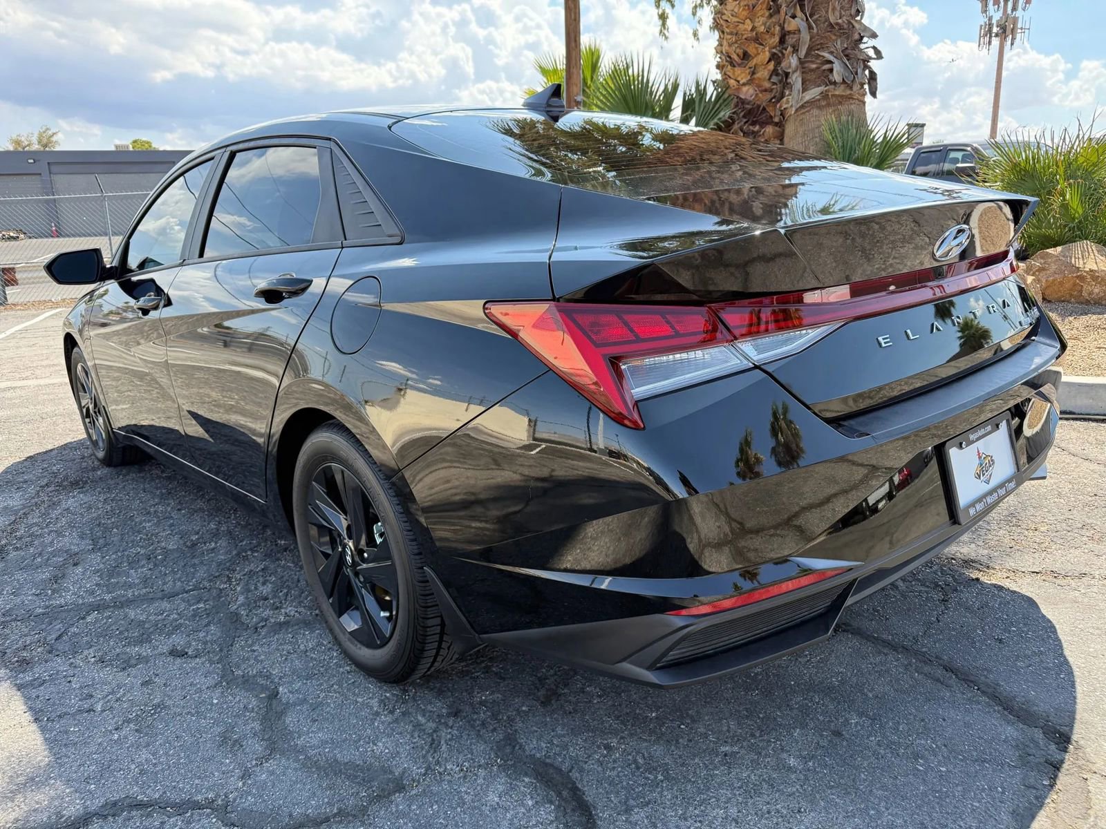 Used 2023 Hyundai Elantra Blue image 3