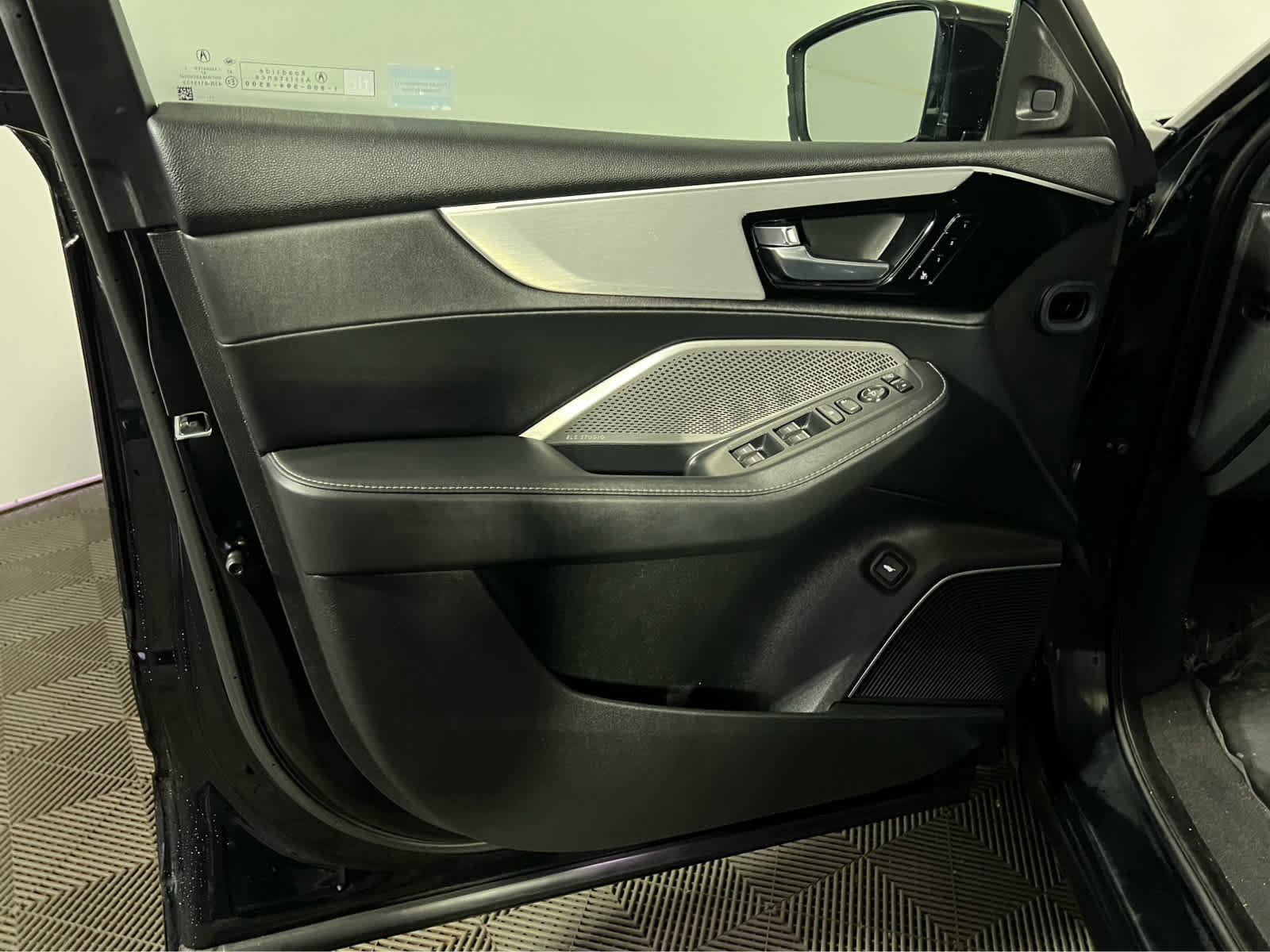 Used 2024 Acura MDX SH-AWD w/ Technology Package image 23