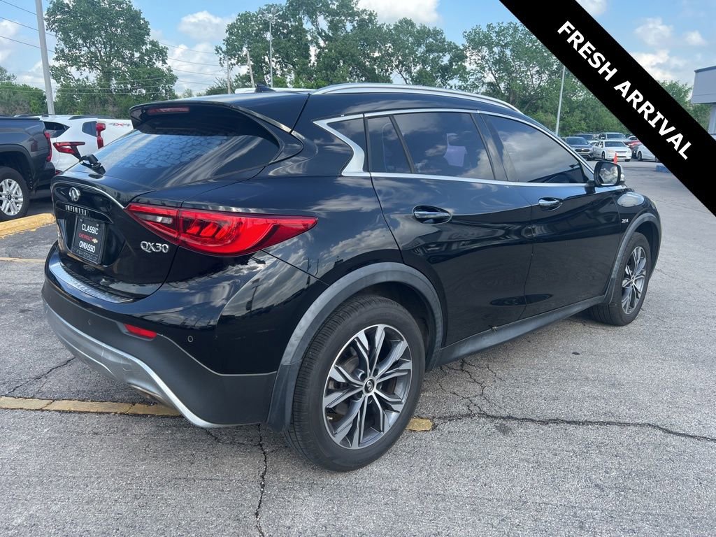 Used 2017 INFINITI QX30 Premium w/ Navigation Package image 4
