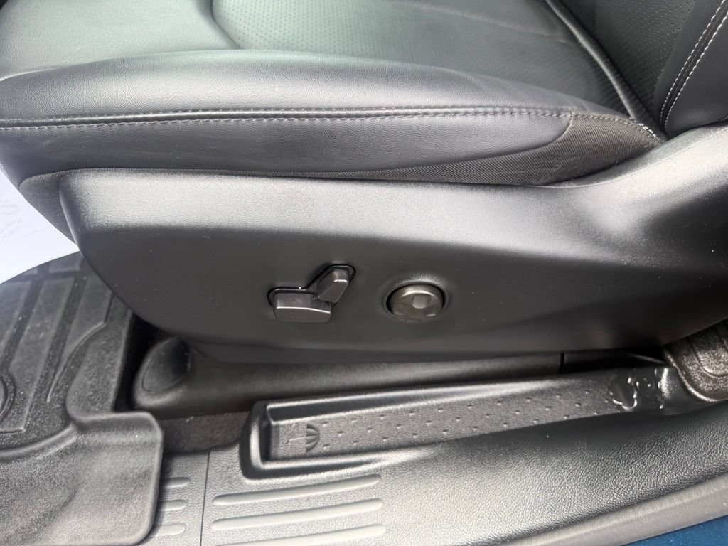Used 2025 Chrysler Pacifica Select w/ Uconnect Theater Family Group AWD/4WD image 14