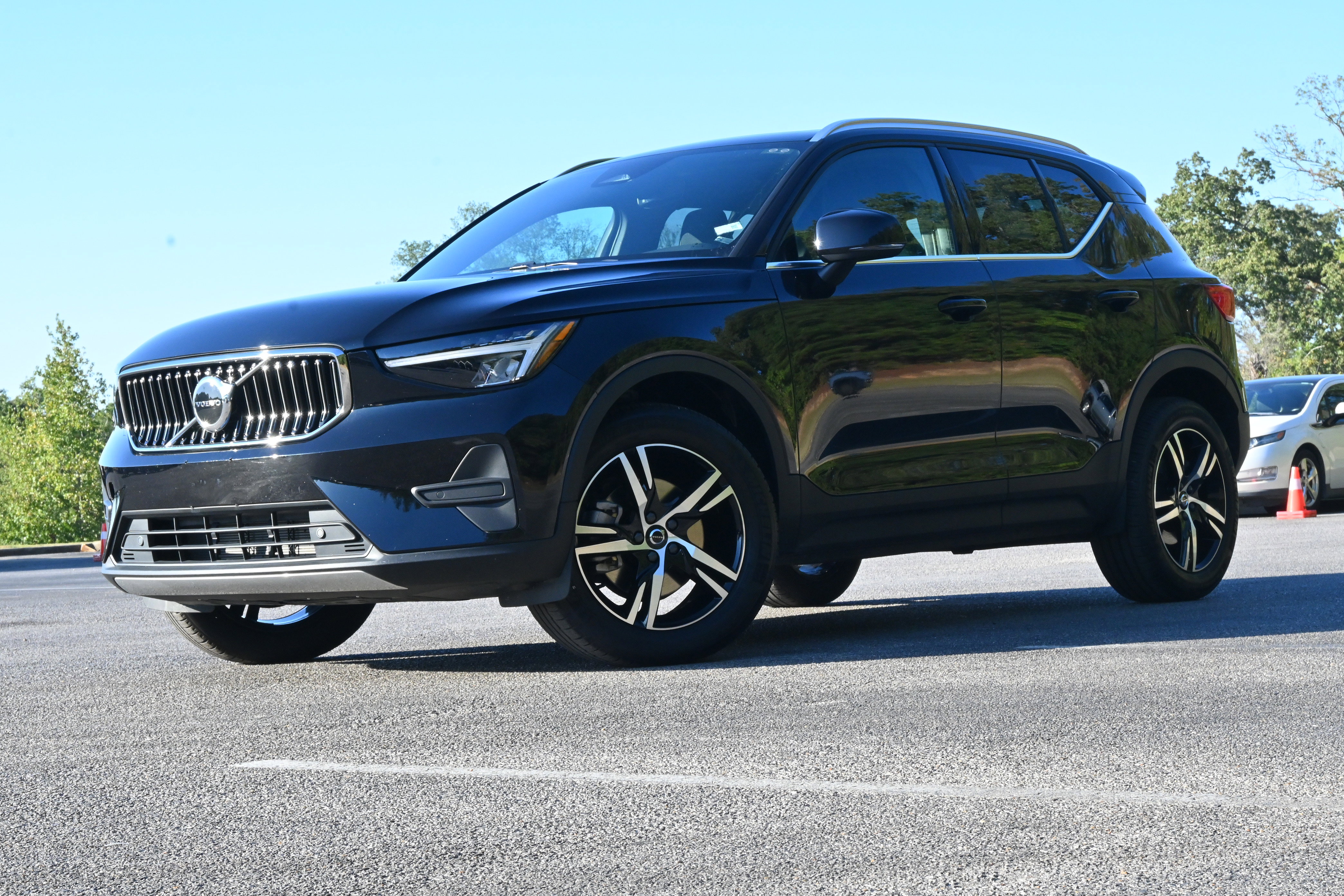 Used 2025 Volvo XC40 B5 Core image 4